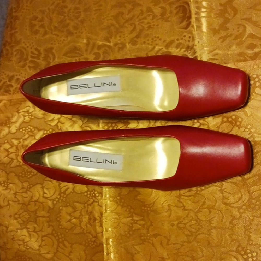Red leather pumps with square toe